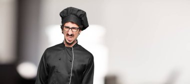 kızgın, mutsuz ve sinirli, arayan genç adam şef öfkeyle, duygu üzgün ve kızgın el hareketi.