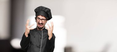 kızgın, mutsuz ve sinirli, arayan genç adam şef öfkeyle ve energically duygu üzgün ve kızgın iki elle, el hareketi.