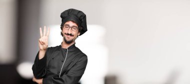 üç parmaklı sayılması gülümseyen ve memnun ve mutlu, arayan genç adam şef.