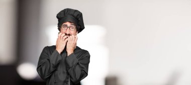 Genç adam aşçı arayanlar korkmuş ve dehşete, korkuyor, dehşet içinde çığlık, kıyamet günü karşı karşıya, çok korkmuş hissediyor.