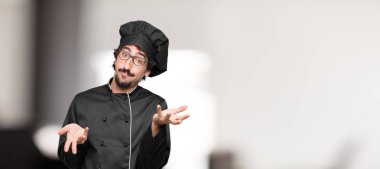 aklımda ve şaşkın bir bakışla farklı seçenekler veya olanakları merak bir ifade ile arasında şüphe, karşılaştırma ve bir soru poz genç adam şef.