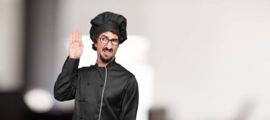 Dikkat, duymak ve ne söylendiğini için dinlemek istiyor, borç verme an kulak genç adam şef.