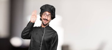 Dikkat, duymak ve ne söylendiğini için dinlemek istiyor, borç verme an kulak genç adam şef.