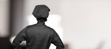 Genç adam şef geri görüntülemek, iki elini akimbo poz ile kalça üzerinde muhtemelen duygu gurur ve memnun.