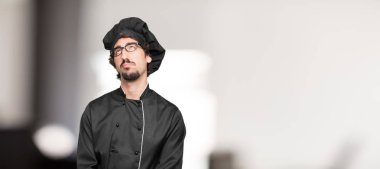 isteksiz ve bıkkın, arayan genç adam şef bir şey sıkıcı ve sıkıcı ve sıkıcı taşıyan gibi duygu dinleme.