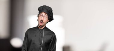 isteksiz ve bıkkın, arayan genç adam şef bir şey sıkıcı ve sıkıcı, halis can sıkıntısı esneme için dinleme.