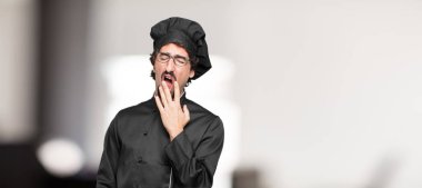 isteksiz ve bıkkın, arayan genç adam şef bir şey sıkıcı ve sıkıcı, halis can sıkıntısı esneme için dinleme.