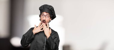 isteksiz ve bıkkın, arayan genç adam şef bir şey sıkıcı ve sıkıcı, halis can sıkıntısı esneme için dinleme.