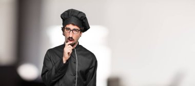 değil gerçekten bir fikir anlayış şok ve son bir gerçekleşme karışık duygu genç adam şef aptal, aptal, aptal bir bakışla.