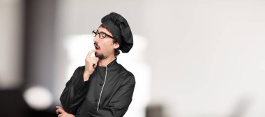 değil gerçekten bir fikir anlayış şok ve son bir gerçekleşme karışık duygu genç adam şef aptal, aptal, aptal bir bakışla.