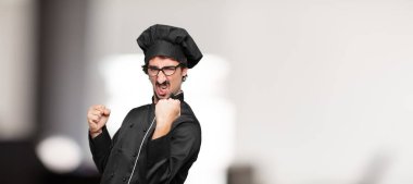 Genç adam şef ret başparmak aşağı ile muhalif, ciddi, sert bir ifade ile.