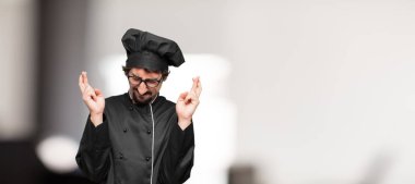 samimi, onurlu söz ver yoksa yemin, yapma genç adam şef tek eliyle kalp üzerinde ciddiyetle küfür.