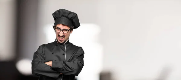Joven Chef Mirando Enojado Infeliz Frustrado Gesticulando Furiosamente Con Los — Foto de Stock