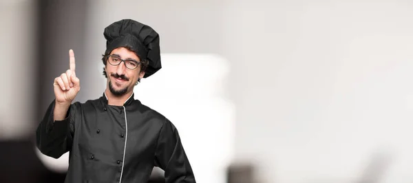 Joven Chef Sonriendo Mirando Satisfecho Feliz Contando Número Con Dedo —  Fotos de Stock