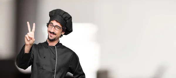 Jongeman Chef Kok Glimlachen Kijken Tevreden Gelukkig Nummer Twee Met — Stockfoto