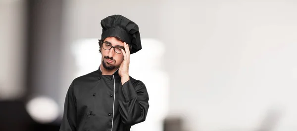 Joven Chef Buscando Poco Entusiasta Aburrido Escuchando Algo Aburrido Aburrido — Foto de Stock