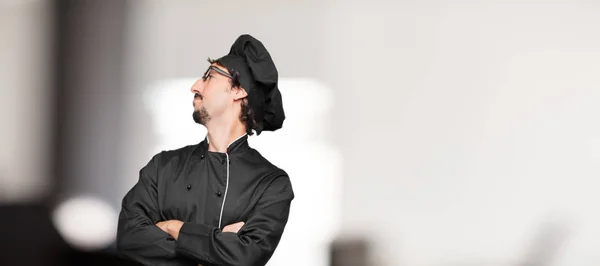 Jovem Chef Com Uma Expressão Dissidente Séria Severa Com Polegares — Fotografia de Stock