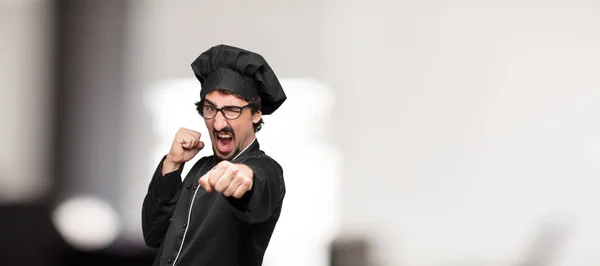 Joven Chef Con Una Pose Enojada Agresiva Amenazante Listo Para — Foto de Stock