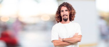 Genç hipster adamla silah ile gülümseyen bir gurur, memnun ve mutlu yüzündeki ifade, geçti