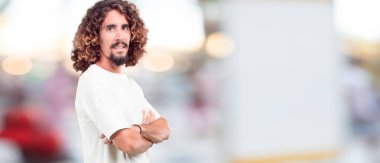 Genç hipster adam ile bir memnun ve mutlu içtenlikle bir sevgi gülümseyen yüzünde, bak. Yan veya yan görünüm.