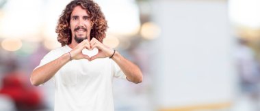 karışık ve düşünceli bir görünüm, yana doğru seyir, düşünme ve farklı seçenekler arasında merak genç hipster adamla.