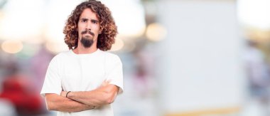 Ellerinizi açın önünde tutan, dehşet ve güvensizlik ifade etmek stresli ve sinirli, görünen genç hipster adam.