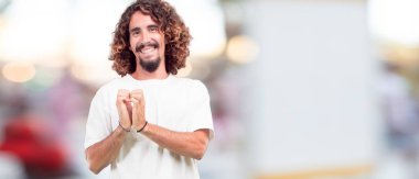 sürpriz, çılgın, hayret görünüm ile bağırarak genç hipster adam kafa iki eliyle tutarak.