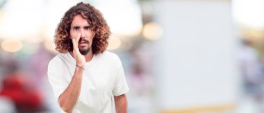 mutlu bir adamla genç hipster ifade şaşırttı, gözleri geniş açık ve geniş gülümse, elle yüz şok gösterilen her iki tarafında.