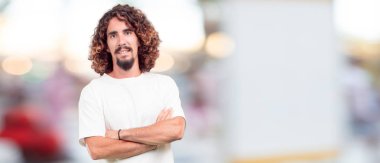 yüzünde bak öne eğilerek ve bir sır ile ciddi bir ve sürpriz fısıldayarak genç hipster dostum