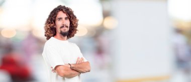 yüzünde bak öne eğilerek ve bir sır ile ciddi bir ve sürpriz fısıldayarak genç hipster dostum