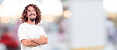 içtenlikle bir sevgi gülümseyen yüzünde, bak genç hipster dostum ile bir memnun ve mutlu.