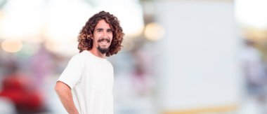 Genç hipster adam Gesturing zafer, yüz ve hava yumruk preslenmiş gösterme gücü veya başarı, her iki silah mutlu, gururlu ve memnun suratında bir başarı kutluyor.