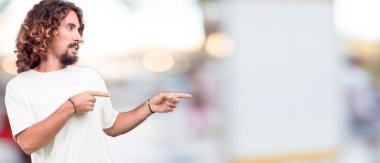 Genç hipster adam el zafer, yüz ve holding kol gücü veya bir başarı kutluyor başarı gösteren basıldığında, yumruk ile mutlu, gururlu ve memnun bir bakışla.