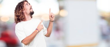 Genç hipster adam el zafer, yüz, gösterme gücü veya başarı, mutlu, gururlu ve memnun suratında bir başarı kutluyor.