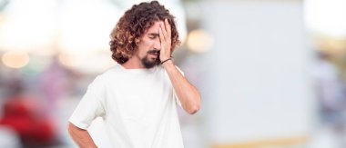 baş geriye eğik ve mutlu, neşeli ifade ile genç hipster gülme sesle dostum.