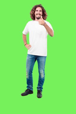 Genç adam tam vücut chroma anahtar yeşil arka planı el hareketi sakallı. Kes şunu hazır.