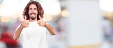 gülümseyen ve yukarı doğru nerede gazeteci bir kavram gösterebilir miyim yere doğru iki eliyle işaret eden genç hipster adam.