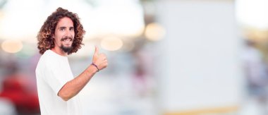 Genç hipster adam stresli ve sinirli, yukarı doğru arıyor ve her iki el ele tutuşarak bakan açık önünde dehşet ve güvensizlik ifade.