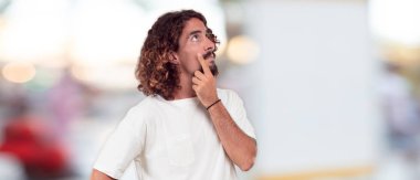 karışık ve düşünceli bir görünüm, yana doğru seyir, düşünme ve farklı seçenekler arasında merak genç hipster adamla.