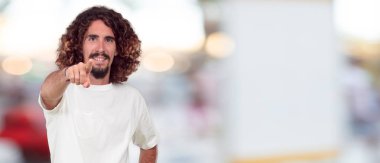 ciddi bir göz ile bir fikri üzerine konsantre ve aşağıya doğru bakacak şekilde, alnına basarak sıkılı yumruk ile düşünme genç hipster adam.