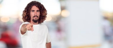 Seni seçmek ileriye dönük ve mutlulukla gülümseyerek genç hipster adam.