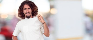 gülümseyen ve seyir yukarı ve yana doğru gökyüzüne doğru ya da nereye gazeteci bir kavram ya da mesaj yer noktaya genç hipster adam.