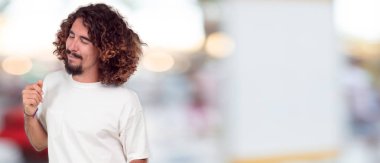 Genç hipster adam sinyal dur her iki avuç içi ileri, ciddi ve sert bir ifade ile karşı karşıya eller ile yasaklayan. Orta yan cepheden görünüm.