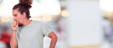 Genç hipster dostum duygu hasta ve ateşli bir kış hastalık soğuk algınlığı veya grip gibi acı Coughing.