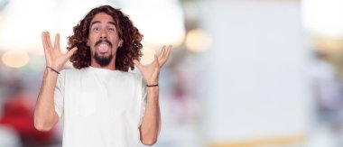 sürpriz, her iki el havada ile çılgın, hayret bir bakışla bağırarak genç hipster adam.