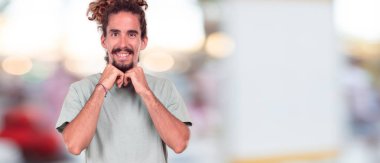 Genç hipster adam şaşırmış, hayret ifadesi ve ağız şok açık.