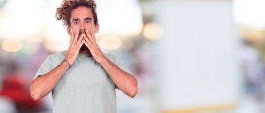 Şaka, komik, aptalca ve oynak bir ifadeyle dil yapışkanlık dışarı, bir aptal gibi arıyorum Genç hipster adam.