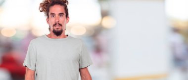 Genç hipster adam şaşırmış, hayret ifadesi ve ağız şok açık.