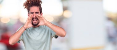 Genç hipster adam iyi bir anlaşma kapanış veya selamlama ve sizi karşılayan bir el sıkışma, sunan gülümseyen, kendine güvenen, gurur, memnun ve samimi bir ifade ile.