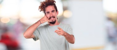 mutlu ve memnun görünen genç hipster adam iki eliyle onaylayarak, bir 